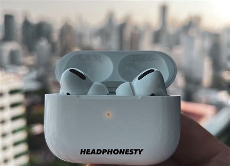 airpods flash white then orange.